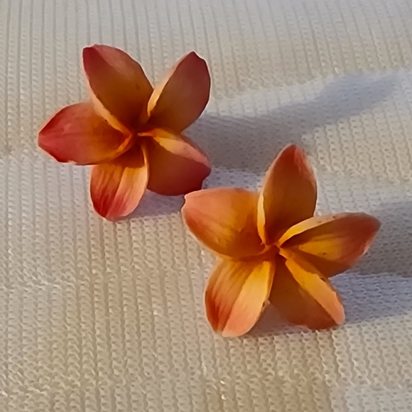 VINTAGE  Pink Plumeria Stud Earrings - Picture 1 of 3